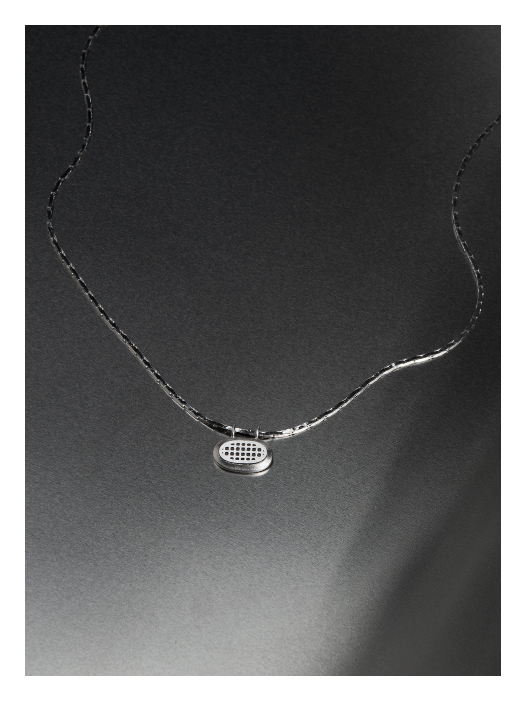 STEREO MESH CHOKER