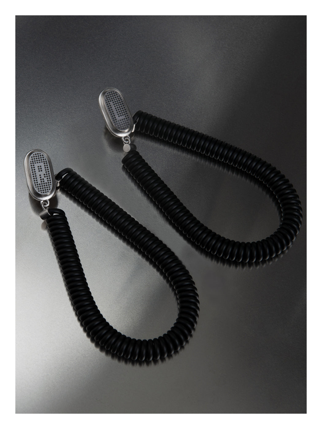 RUBBER CORD L/R EARRINGS